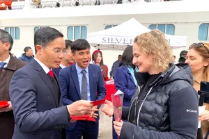 Chủ tịch tỉnh Quảng Ninh đón hơn 500 khách du lịch quốc tế đầu tiên của năm mới 