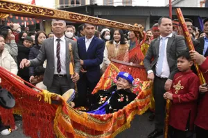 Về Quảng Ninh xem các cụ cao tuổi được rước bằng kiệu lên miếu