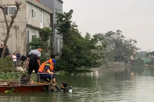 Cảnh sát tinh nhuệ lặn tìm 1 nạn nhân vụ lật xuồng trên sông Rế