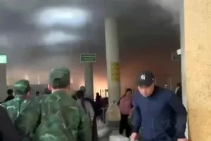 Ba lô bốc cháy làm nhân viên Hải quan Cửa khẩu Móng Cái và 3 người bị bỏng