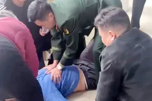 Sơ cứu thành công du khách Trung Quốc bị co giật, tim ngừng đập