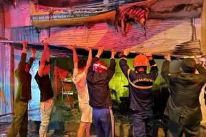 Phá cửa cuốn, cứu cụ bà 70 tuổi khỏi đám cháy giữa đêm