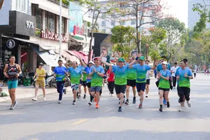 Bí thư Hải Phòng cùng người dân chạy bộ vì 'TP Hải Phòng phố xanh, văn minh...'