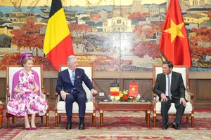 Nhà vua Vương quốc Bỉ và Hoàng hậu đi du thuyền ngắm quần đảo Cát Bà