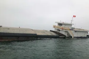 Cứu 4 thuyền viên trên tàu chở xi măng đâm phải đá ngầm