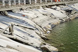 Hồ nước ngọt lớn nhất đảo Cát Bà sạt lở bờ kè, ảnh hưởng kết cấu giao thông