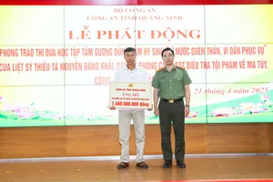 Trao gần 1,7 tỉ đồng hỗ trợ gia đình liệt sỹ Nguyễn Đăng Khải