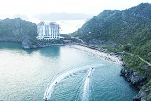 Đảo Cát Bà đông nườm nượp 2 ngày đầu nghỉ lễ, nhiều du khách không tìm được phòng