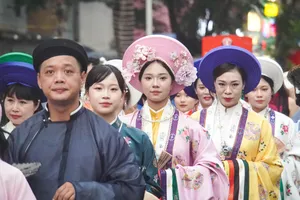 Người dân Hải Phòng và Hải Dương mặc áo dài, cổ phục diễu hành 'Hải Phòng rực rỡ 70 mùa hoa'