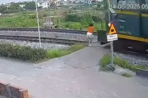 Người phụ nữ bị tàu hỏa húc văng khi đi bộ qua đường ray