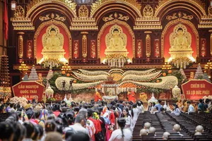 Đông đảo người dân chiêm bái xá lợi Đức Phật tại Yên Tử