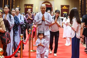 Quảng Ninh: Dòng người xếp hàng đến tối muộn chờ chiêm bái xá lợi Đức Phật