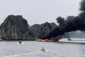 Tàu cao tốc bốc cháy dữ dội trên biển Quảng Ninh