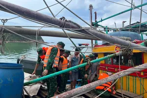Tàu cá Thanh Hóa va vào đá ngầm, gặp nạn trên vùng biển Quảng Ninh