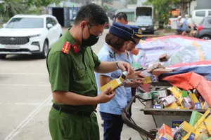 Hàng ngàn hộp thực phẩm chức năng bị vứt bỏ ở điểm tập kết rác