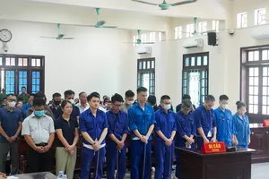 Hoãn phiên tòa vụ 14 cựu cán bộ hải quan Hải Phòng bị cáo buộc tiếp tay cho buôn lậu 