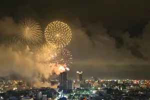 Pháo hoa rực rỡ ngày Hải Phòng và Hải Dương về chung một nhà