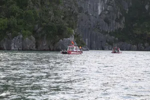 Tìm thấy thi thể nữ giới, nghi là nạn nhân trong vụ lật tàu du lịch trên vịnh Hạ Long