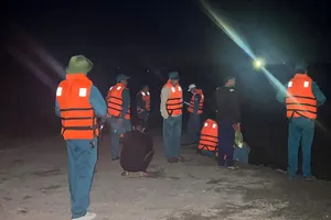 Quảng Ninh: Bè lật trên biển khiến 2 người tử vong