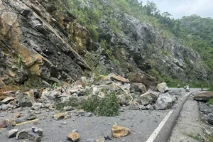 Hải Phòng: Sạt lở núi trên đảo Cát Bà, đường xuyên đảo bị chia cắt