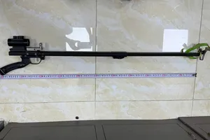 Thiếu niên lên mái nhà dùng súng ná cao su bắn vỡ kính ô tô