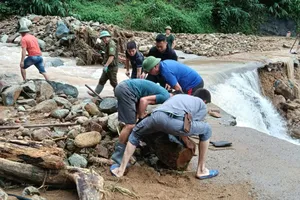 Mưa lớn kéo dài gây sạt lở nhiều tuyến đường ở Quảng Ninh