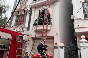 Công an cứu 3 người mắc kẹt trong ngôi nhà cháy 