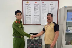 1 người dân tự nguyện đến công an phường giao nộp 360 chiếc thuốc lá điện tử