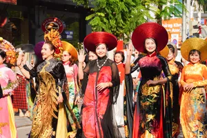 Gần một nghìn người diễu hành áo dài, cổ phục trên đường phố Hải Phòng