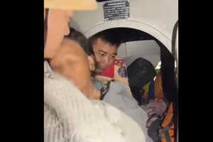 Hai người phụ nữ đi bắt ốc mắc kẹt suốt đêm do thủy triều lên không kịp về bờ