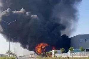 Cháy lớn ở khu công nghiệp Nam Đình Vũ