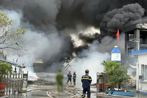 Hơn 10 xe chữa cháy, rô bốt được điều động để dập vụ cháy lớn ở xưởng sản xuất giày 