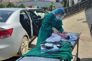 Sản phụ đẻ rơi trên taxi, em bé chào đời tím tái, không khóc