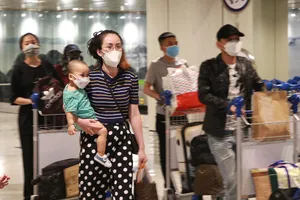 Trẻ dưới 2 tuổi không phải xét nghiệm vẫn được nhập cảnh cùng bố, mẹ, người thân