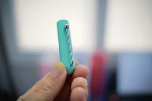 Bé trai nuốt nắp bút dài hơn 5 cm khi đang ngồi học online