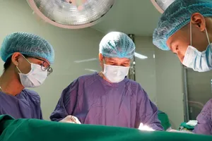 Hoại tử tầng sinh môn do đắp thuốc nam điều trị nhọt 