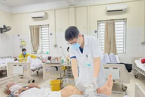 Cụ ông bị chó cắn, chân hoại tử đen, nguy cơ phải cắt cụt