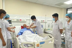 Hái nhầm lá ngón nấu nước uống, hai vợ chồng bị ngộ độc 