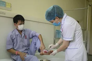 Hoại tử bàn chân do chữa bỏng theo lời thầy lang 