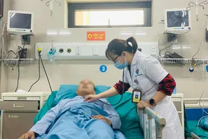 Bị ong đốt khi làm vườn, người đàn ông sốc phản vệ nặng 