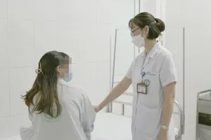 Nữ sinh 21 tuổi dùng dao rạch bụng để tự sát sau sinh con 