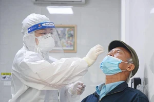 Người dân đến khám COVID-19 tăng đột biến 