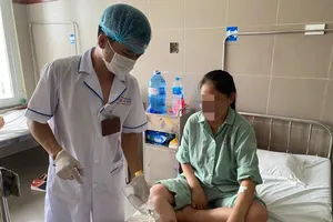 Bỏng nước sôi khi đang xông lá điều trị tai biến mạch máu não 