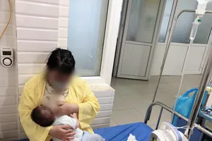 Cứu sống mẹ cùng con 3 tháng tuổi tự tử bằng thuốc diệt cỏ 