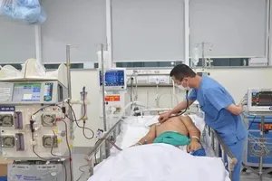 Nam thanh niên 19 tuổi sốc sốt xuất huyết, biến chứng suy đa tạng