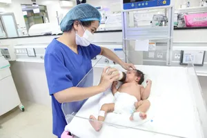 Sản phụ sa dây rốn, em bé chào đời tím tái toàn thân 