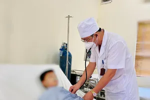 Trên đường đi học về bé trai bị ong mặt quỷ đốt nguy kịch 