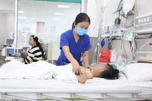 Đang chơi bị tổ ong rơi trúng đầu, bé 5 tuổi bị đốt 25 nốt 