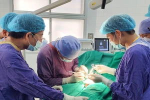 Dập cẳng chân, vỡ tinh hoàn do thùng phuy bị nổ