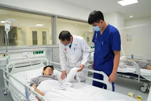 Nổ bình gas mini, bé trai 13 tuổi nát tay 